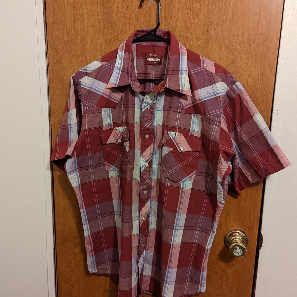 Wrangler plaid button up shirt‎
